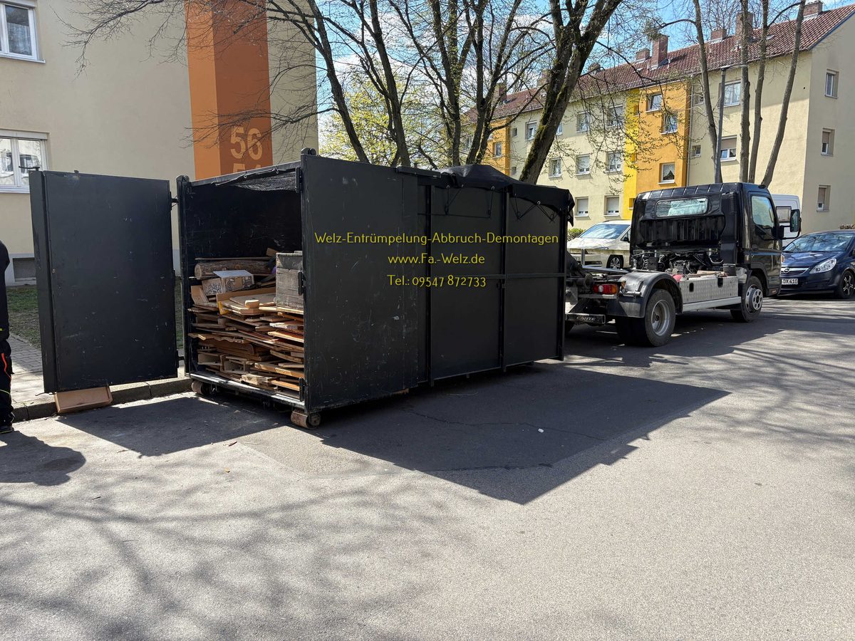 LKW mit Container bei Haushaltsauflösung - Firma Welz