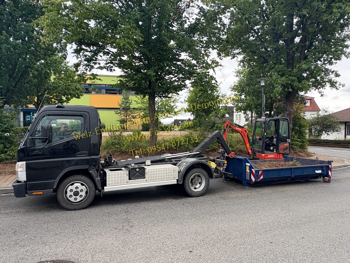 LKW mit Minibagger auf Tieflader - Firma Welz